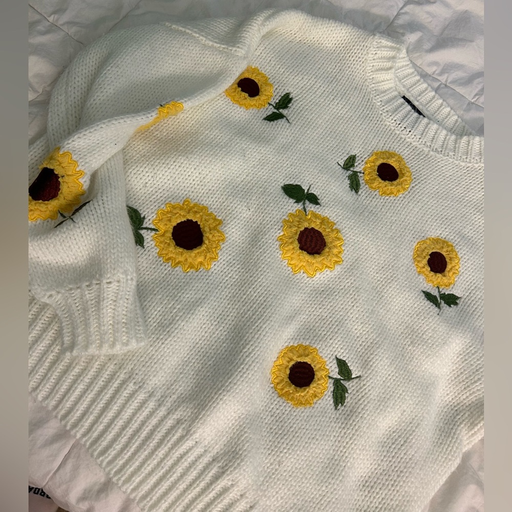 RARE Forever 21 Floral Embroidered Sweater 🌻🤍🫶